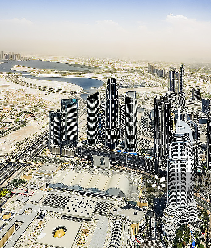 阿联酋国迪拜塔顶层俯瞰城市风光图片素材