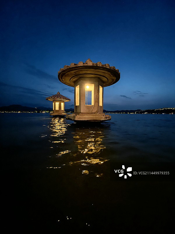 杭州西湖夜幕下的灯塔图片素材