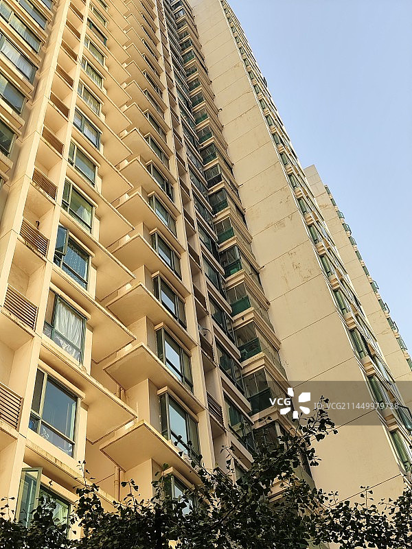 金色阳光照耀白色住宅 摩天大楼 2000年高层住宅 绿色窗框的住宅楼图片素材