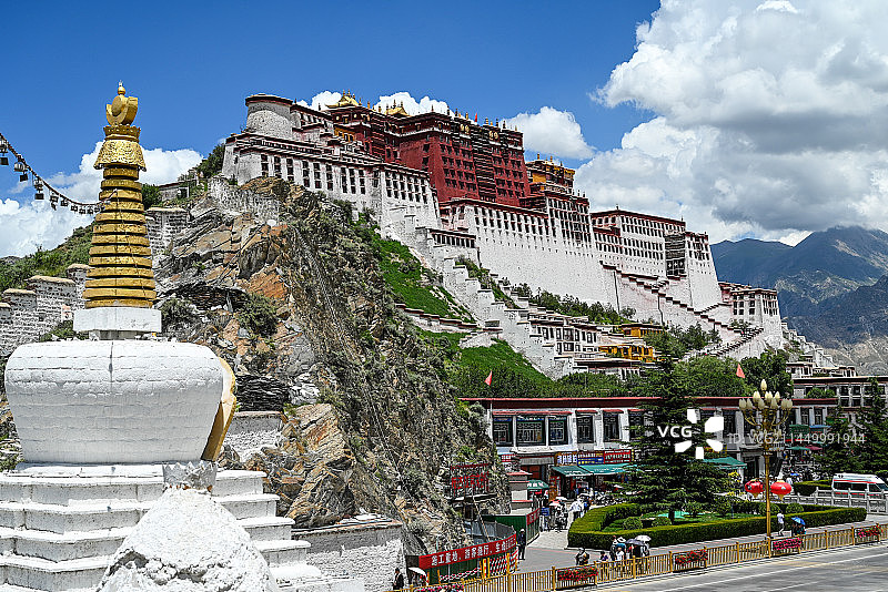 西藏拉萨 在药王山观景台看布达拉宫全景图片素材
