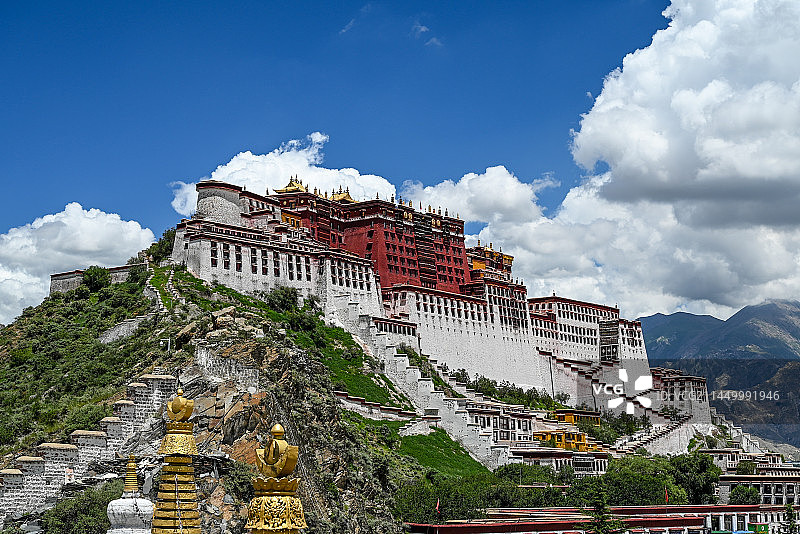 西藏拉萨 在药王山观景台看布达拉宫全景图片素材