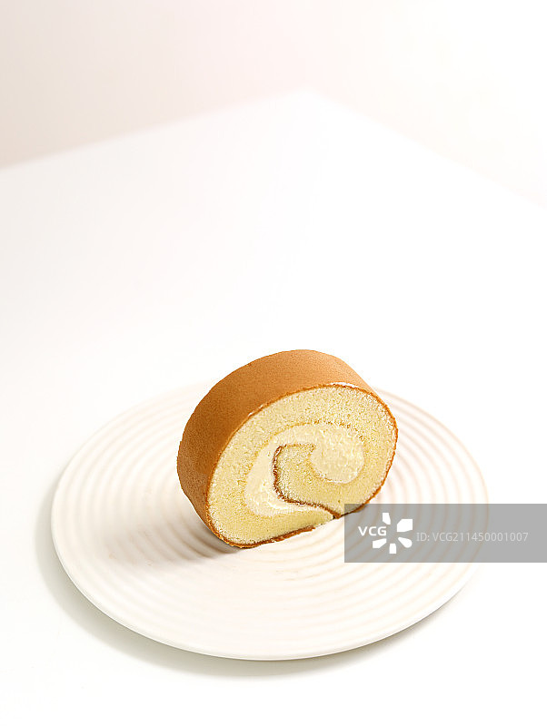 白色桌面上的早餐面包瑞士卷图片素材