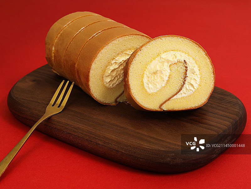 红色背景上的下午茶甜品瑞士卷图片素材