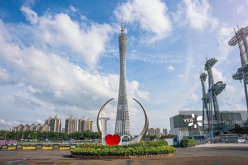蓝天白云下的广州塔图片素材