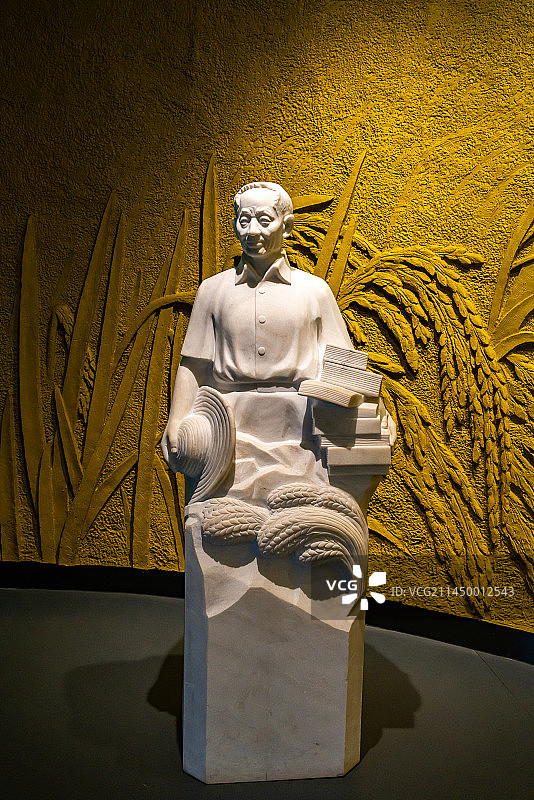 袁隆平雕像图片素材