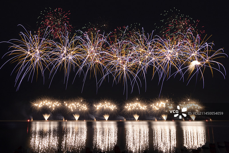 上海金山城市沙滩国际烟花节夜景烟花表演图片素材