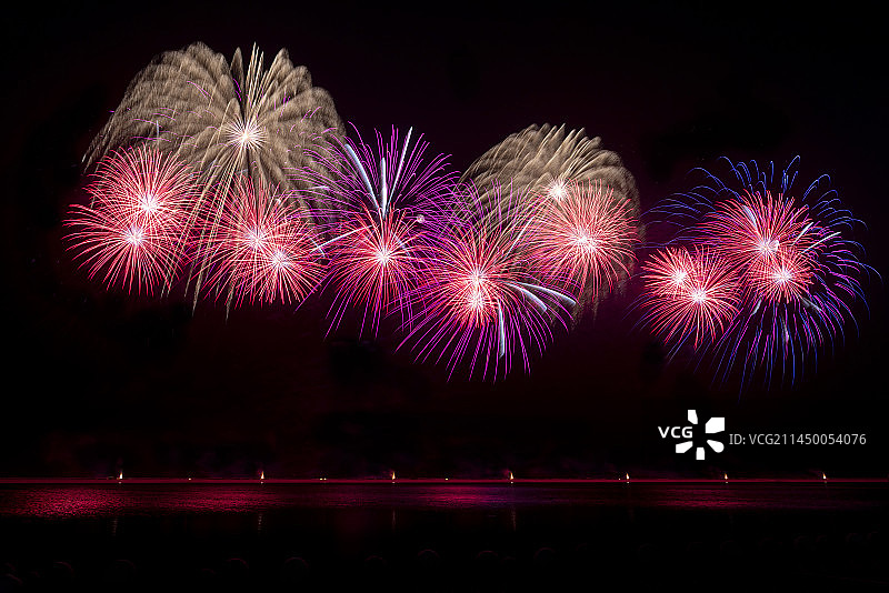 上海金山城市沙滩国际烟花节夜景烟花表演图片素材