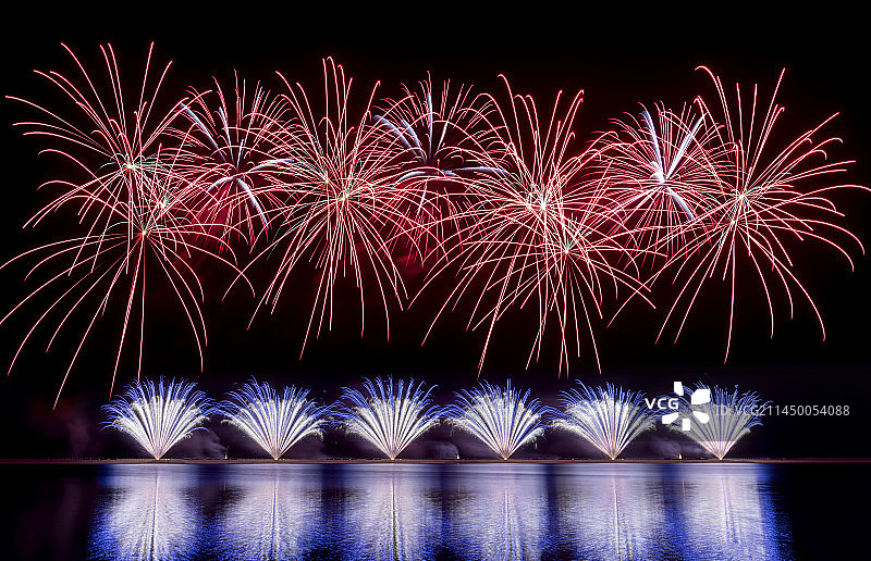 上海金山城市沙滩国际烟花节夜景烟花表演图片素材