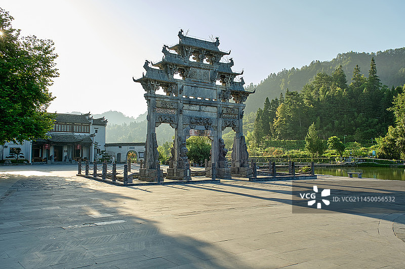 晨光下的西递牌楼图片素材