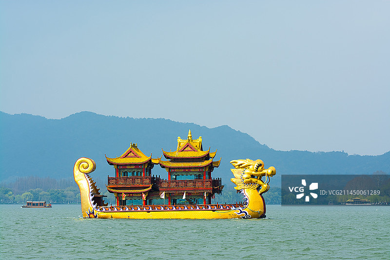 杭州西湖龙船 西湖旅游 传统中式游船  龙造型观光船图片素材