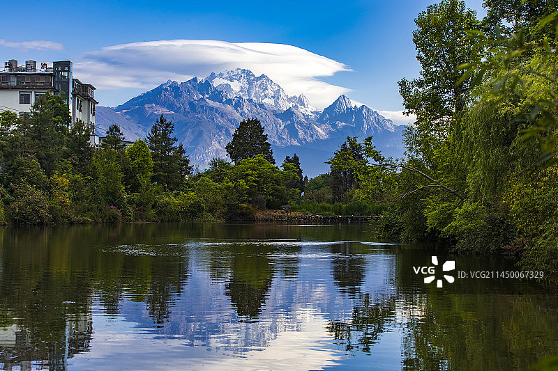 蓝天白云下的玉龙雪山与湖泊图片素材