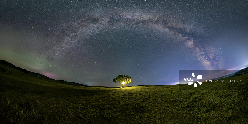 草原之眼图片素材
