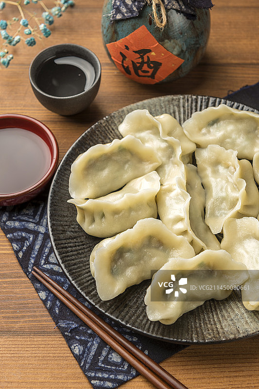 一盘水饺摆放在木桌面上特写图片素材