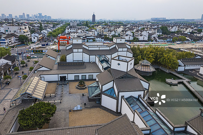 航拍鸟瞰苏州博物馆江南传统风格建筑图片素材