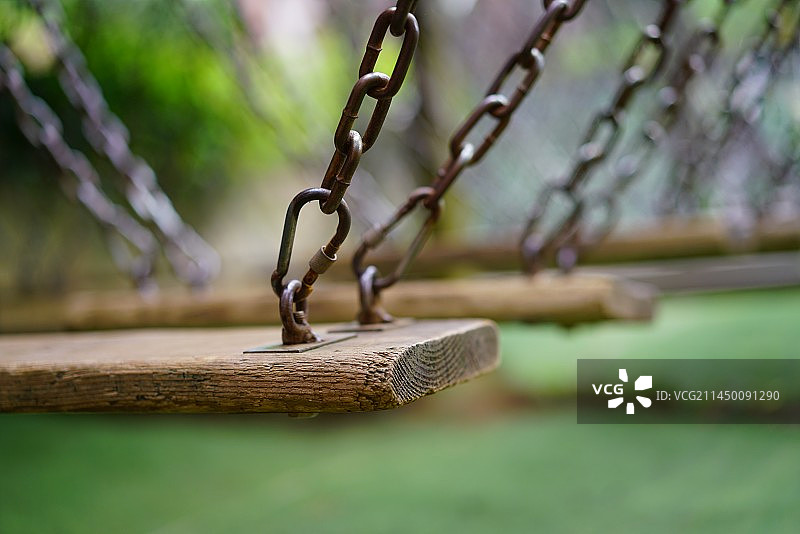 公园游乐设施铁链桥特写图片素材