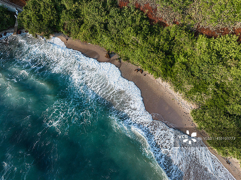 海南儋州火山地质公园的海岸和风车图片素材
