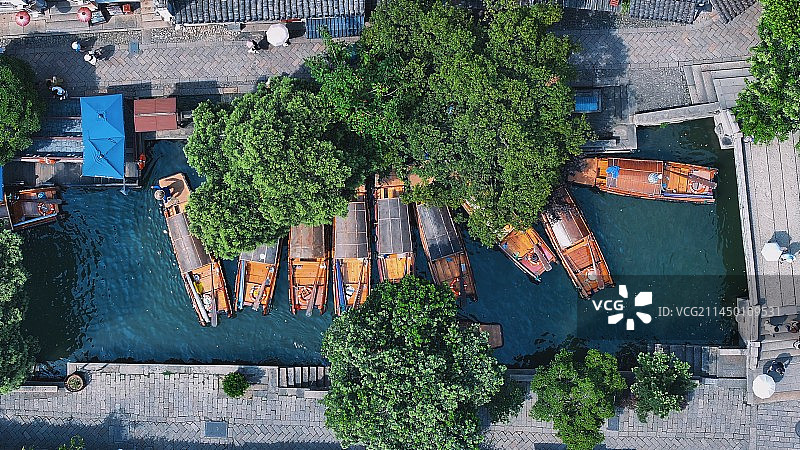 苏州同里古镇水乡摇橹船图片素材