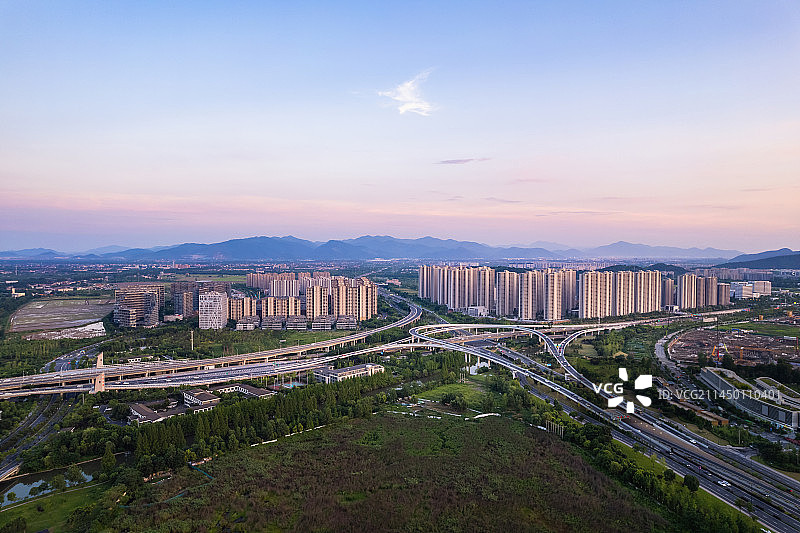 浙江杭州西湖区麦岭沙立交桥夏天傍晚自然风光航拍图片素材