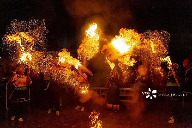 临沧火把节篝火晚会图片素材