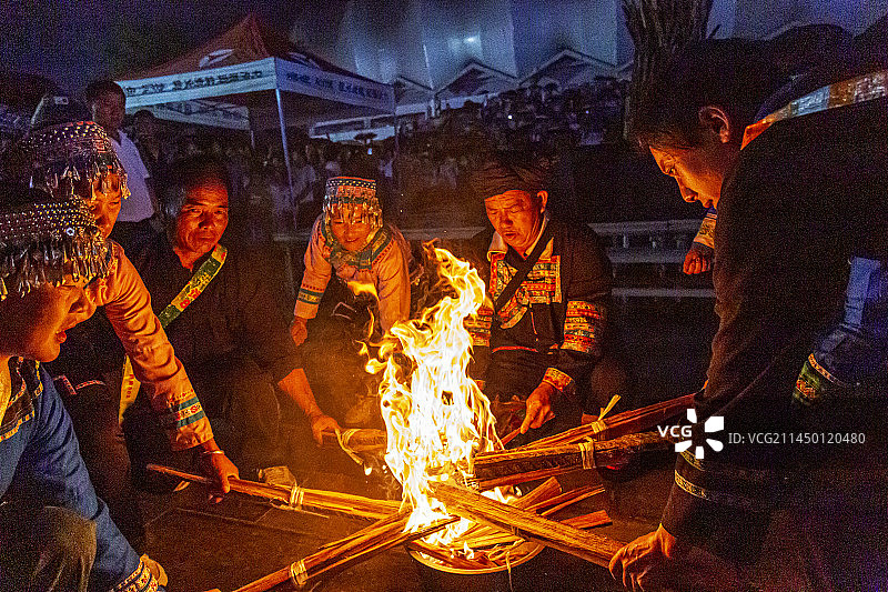 临沧火把节篝火晚会图片素材