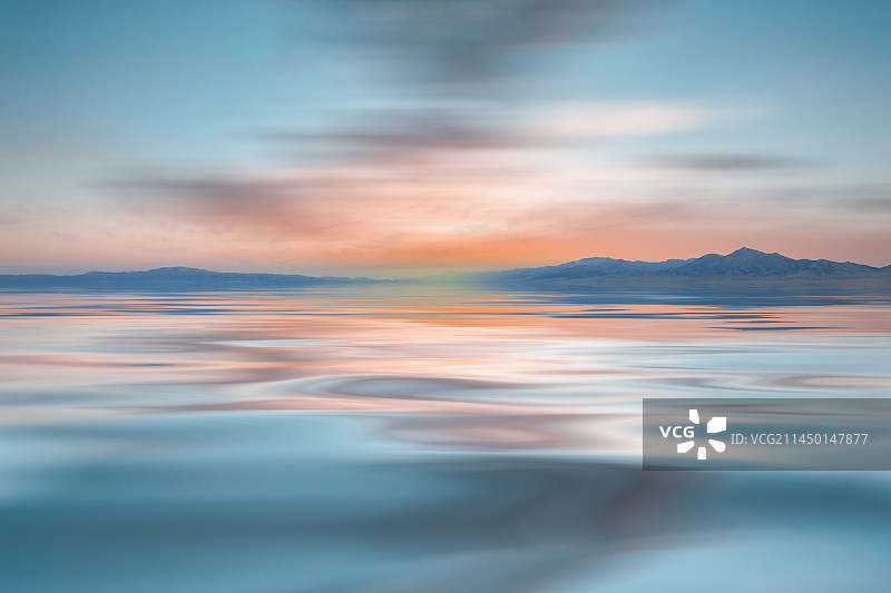 新疆维吾尔自治区博尔塔拉蒙古自治州赛里木湖日出时分图片素材