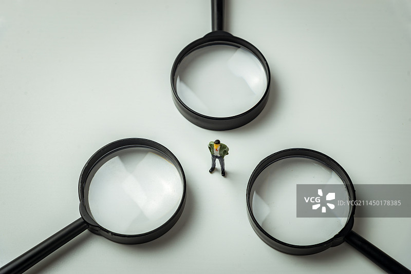 反腐 纪律审查 监察调查 被查 金融反腐 医药反腐 医疗反腐 放大镜图片素材