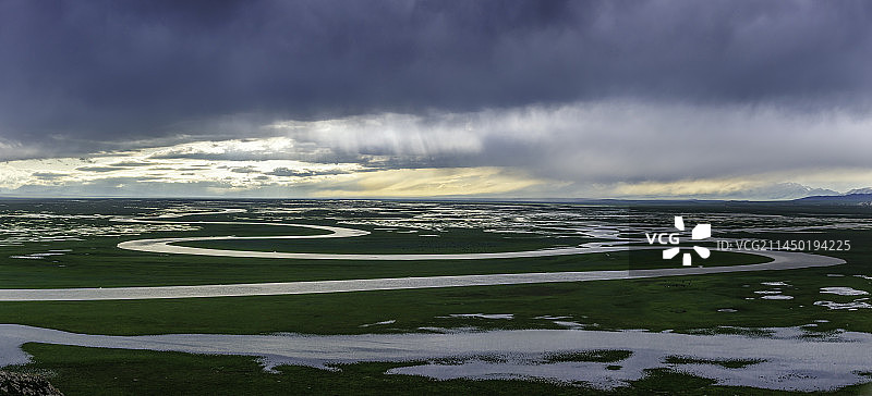 半雨半晴的巴音布鲁克九曲十八弯图片素材