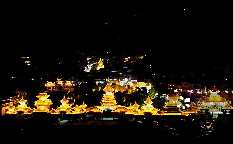 远望肇兴侗寨的夜景图片素材