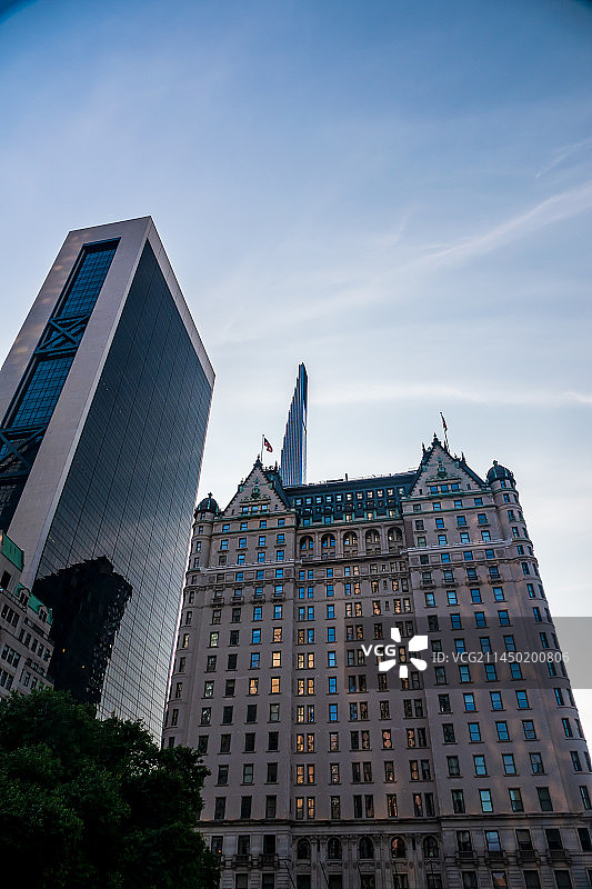 傍晚，纽约曼哈顿第五大道的摩天大楼图片素材