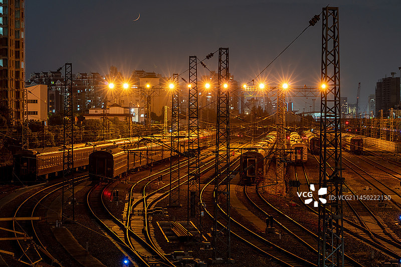 蛾眉月与铁道图片素材