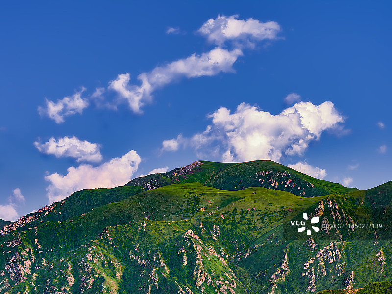 青海高原上美丽的蓝天白云与群山图片素材