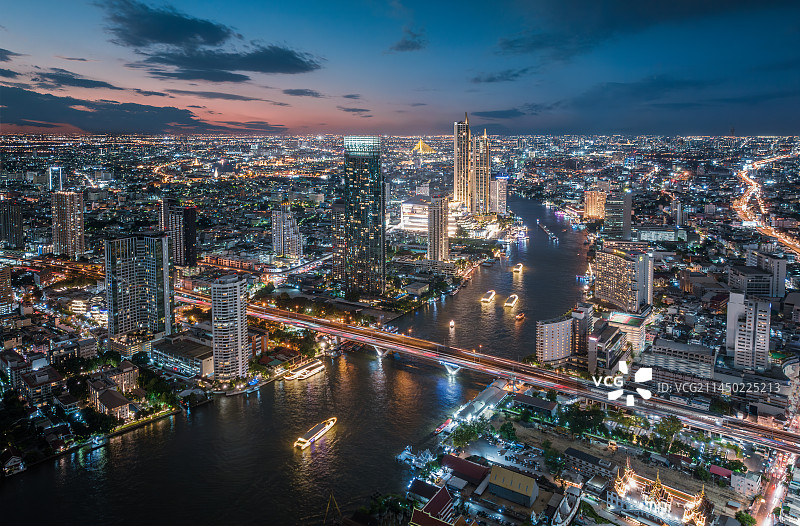 泰国曼谷夜游湄南河城市高楼天际线夜景航拍风光图片素材