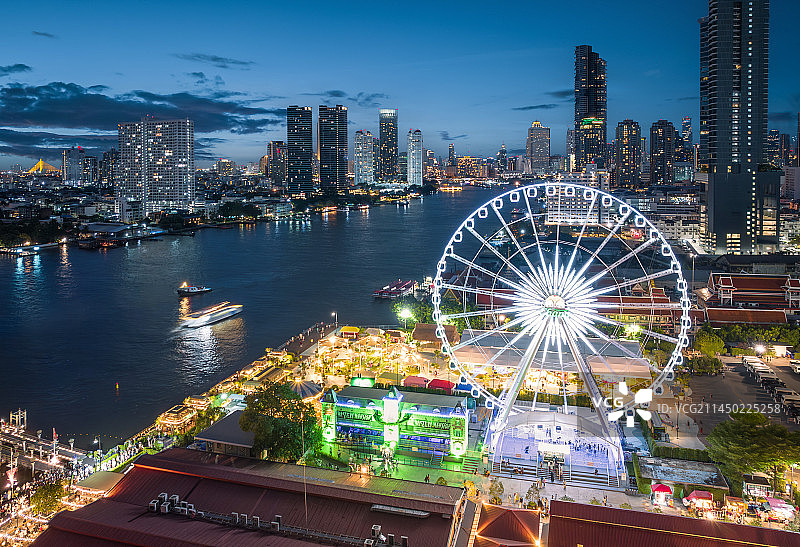泰国曼谷河滨亚洲夜市摩天轮Asiatique湄南河夜景航拍风光图片素材