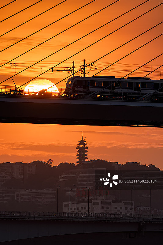 重庆瞰胜楼落日时分的交通图片素材