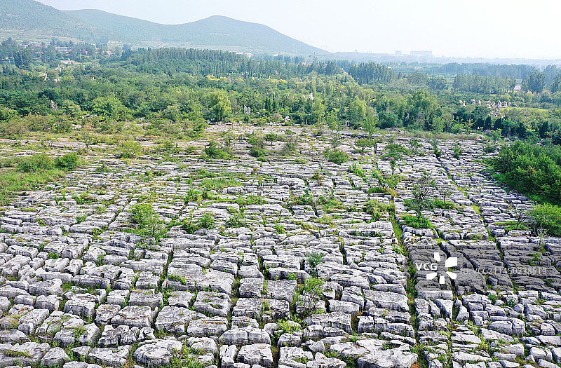 山东临沂费县形成于4亿年前的地下石林美丽壮观  空中俯瞰宛如二维码图片素材