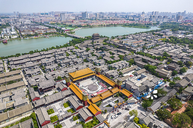 中国山东省聊城市东昌古城水上古城与城市天际线图片素材