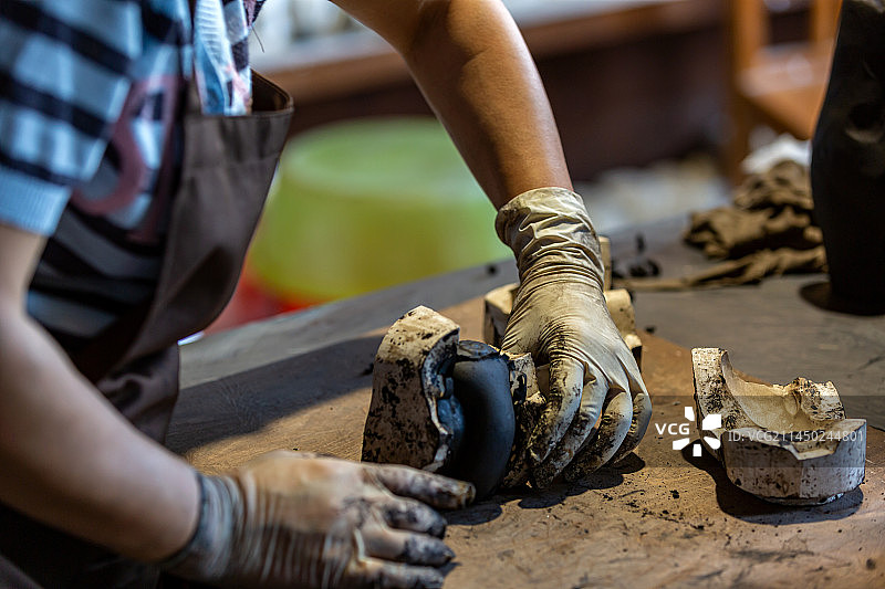 江苏省无锡市惠山古镇工艺品惠山泥人制作现场照片图片素材