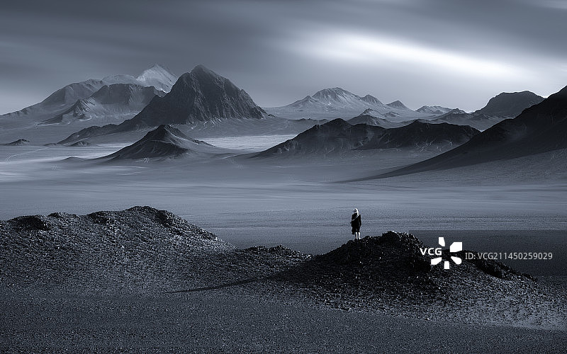 孤寂黑独山图片素材