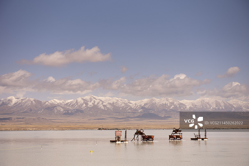 大西北自驾｜南观昆仑山北望祁连山的茶卡盐湖图片素材
