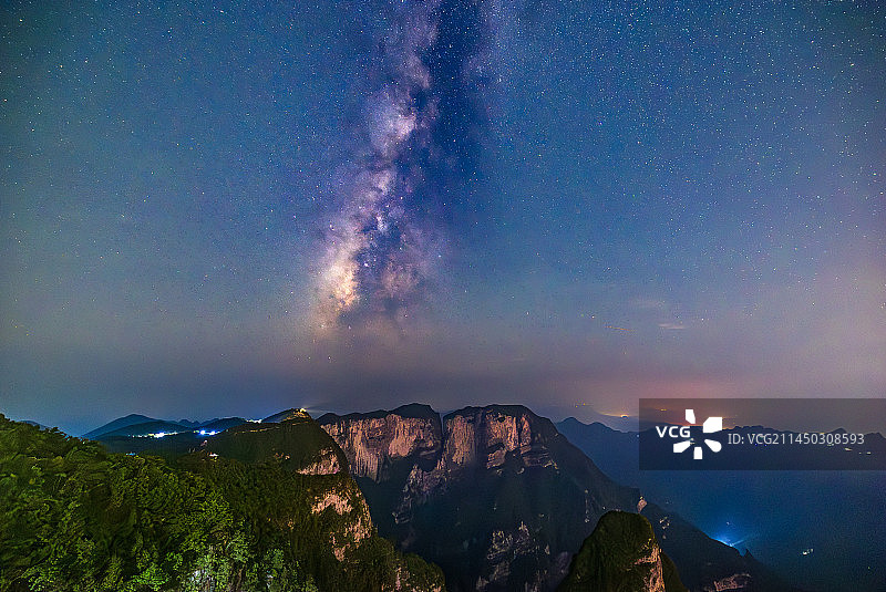 夏日的夜晚，银河高挂在张家界七星山山顶图片素材