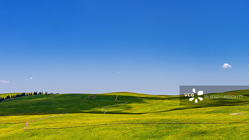 喀拉峻草原天高云淡图片素材