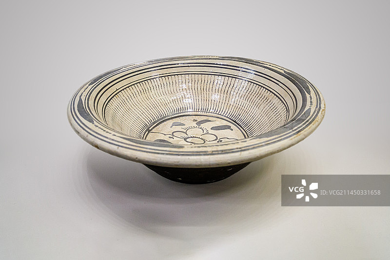 北京中国国家博物馆馆藏元代磁州窑白地黑花花卉纹盆图片素材