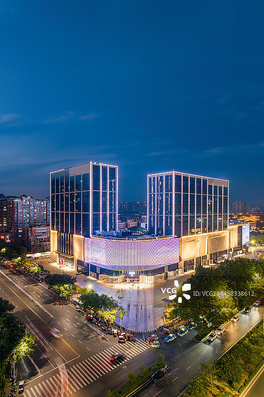 河南省许昌市魏都区胖东来天使城夏季夜景航拍图片素材