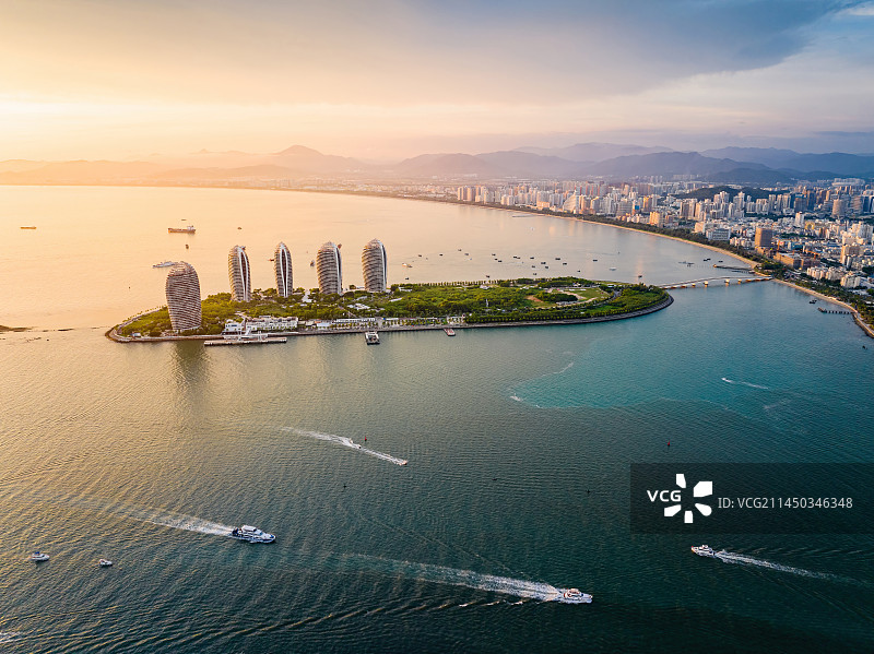 航拍海南三亚湾度假区凤凰岛黄昏风景图片素材