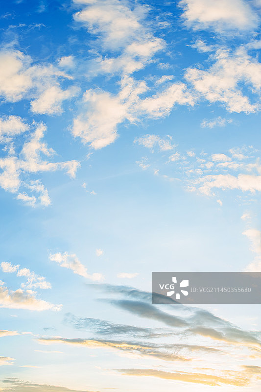 日落时天空中云的低角度视图图片素材