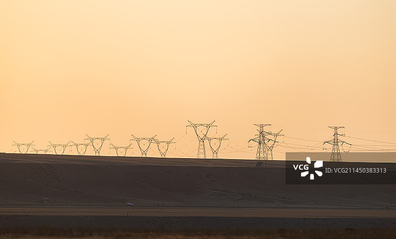 新疆克拉玛依独山子区夕阳下的电力铁塔风光图片素材