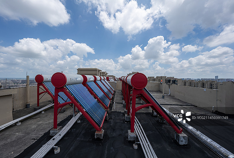 屋顶成排的热水器图片素材