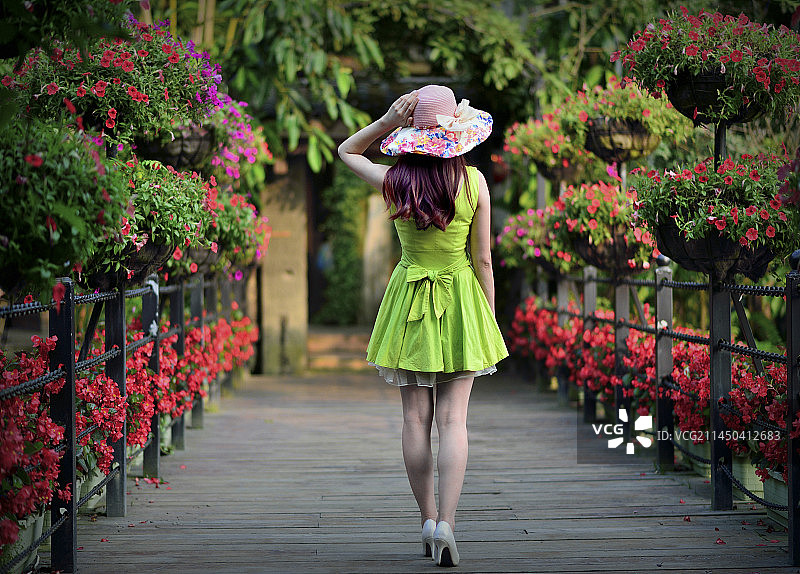 夏天，一个美女在花园的背影图片素材
