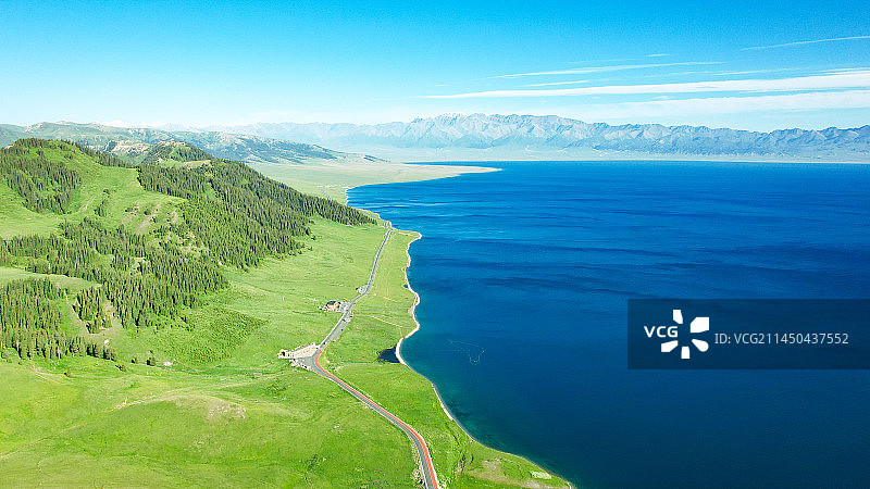 航拍赛里木湖图片素材