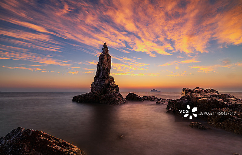 屹立在晚霞中的将军石图片素材